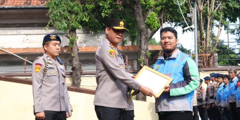 Pengemudi Ojol  Ahmad Fauzi yang berhsil mencegah aksi curanmor  menerima penghargaan langsung dari tangan Kapolda MetroJaya Irjen Pol Asep Edi Suheri