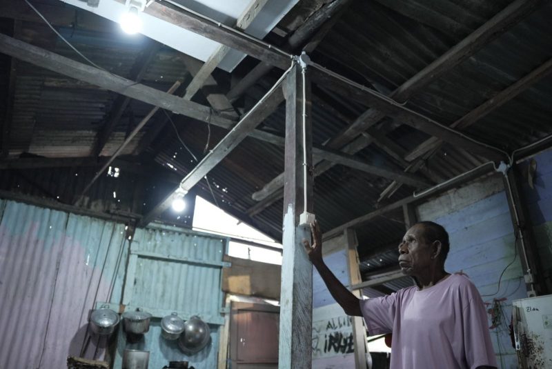 Arobi Namudat, warga Desa Fakfak Selatan mengaku terharu bahagia , saat rumahnya telah dialiri listrik PLN lewat Program Bantuan Pasang Baru Listrik (BPBL) dari Kementerian Energi dan Sumber Daya Mineral (ESDM)