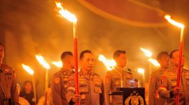 NILAI KSATRIA BHAYANGKARA: Renungan Nilai-Nilai Ksatria Bhayangkara berlangsung dalam suasana gelap dan diterangi ribuan obor itu diikuti oleh Pejabat Utama (PJU) Mabes Polri, para Kapolda, para Karo Ops, serta Kapolres dari seluruh Indonesia, total lebih dari 600 peserta sesuai susunan formasi resmi kegiatan.