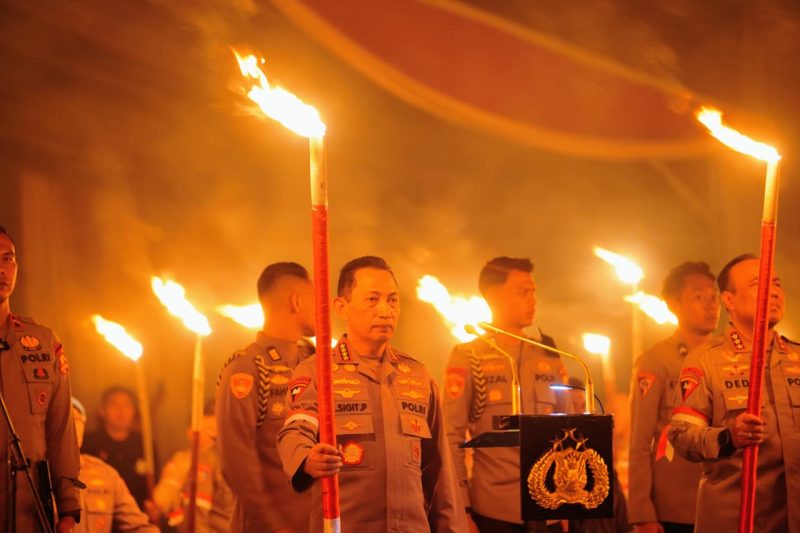 NILAI KSATRIA BHAYANGKARA: Renungan Nilai-Nilai Ksatria Bhayangkara berlangsung dalam suasana gelap dan diterangi ribuan obor itu diikuti oleh Pejabat Utama (PJU) Mabes Polri, para Kapolda, para Karo Ops, serta Kapolres dari seluruh Indonesia, total lebih dari 600 peserta sesuai susunan formasi resmi kegiatan.
