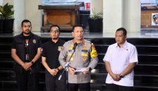 Dirreskrimum Polda Metro Jaya Kombes Pol Iman Imannudin didampingi Kabid Humas Polda Metro Jaya Kombes Pol Bhudi Hermanto memberi keterangan kepada pers di Polda MetroJaya, Kamis (13/11) (ist)