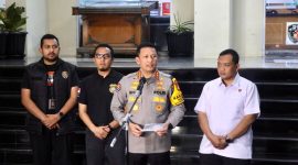 Dirreskrimum Polda Metro Jaya Kombes Pol Iman Imannudin didampingi Kabid Humas Polda Metro Jaya Kombes Pol Bhudi Hermanto memberi keterangan kepada pers di Polda MetroJaya, Kamis (13/11) (ist)
