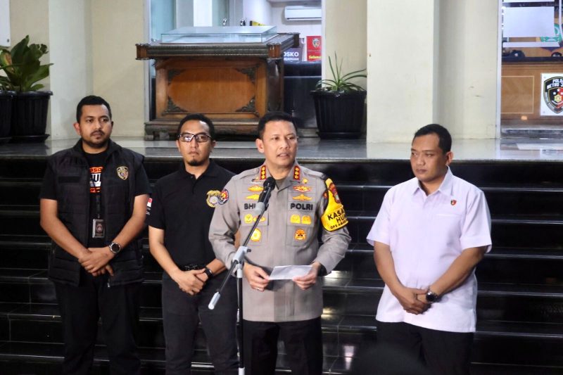 Dirreskrimum Polda Metro Jaya Kombes Pol Iman Imannudin didampingi Kabid Humas Polda Metro Jaya Kombes Pol Bhudi Hermanto memberi keterangan kepada pers di Polda MetroJaya, Kamis (13/11) (ist)