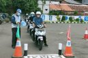 Pamin Teori SIM Satpas Daan Mogot, IPDA Uky Octavia Widyanto, menegaskan bahwa pengurusan SIM harus dilakukan sendiri tanpa perantara. Hal ini penting agar calon pengemudi memahami setiap tanggung jawab dan aturan berkendara yang berlaku.