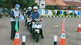 Pamin Teori SIM Satpas Daan Mogot, IPDA Uky Octavia Widyanto, menegaskan bahwa pengurusan SIM harus dilakukan sendiri tanpa perantara. Hal ini penting agar calon pengemudi memahami setiap tanggung jawab dan aturan berkendara yang berlaku.