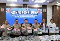 Kabidhumas Polda Metro Jaya Kombes Pol Budi Hermanto dan Kapolresta Ronald Sipayung dengan barang bukti cartridge cave sitaan, Rabu (12/11/2025) di Polresta Bandara Soetta. Foto: IST