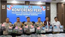 Kabidhumas Polda Metro Jaya Kombes Pol Budi Hermanto dan Kapolresta Ronald Sipayung dengan barang bukti cartridge cave sitaan, Rabu (12/11/2025) di Polresta Bandara Soetta. Foto: IST