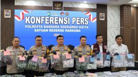 Kabidhumas Polda Metro Jaya Kombes Pol Budi Hermanto dan Kapolresta Ronald Sipayung dengan barang bukti cartridge cave sitaan, Rabu (12/11/2025) di Polresta Bandara Soetta. Foto: IST