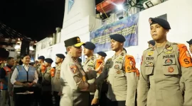 Asisten Utama Operasi (Astamaops) Kapolri, Komjen Pol. Dr. H. Mohammad Fadil Imran memberangkatkan ratusan personel Polri ke Provinsi Aceh, Sumatera Utara, dan Sumatera Barat di Dermaga 106 Pelabuhan Tanjung Priok, Jakarta Utara, Selasa malam (16/12/2025).