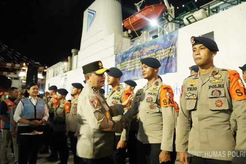 Asisten Utama Operasi (Astamaops) Kapolri, Komjen Pol. Dr. H. Mohammad Fadil Imran memberangkatkan ratusan personel Polri ke Provinsi Aceh, Sumatera Utara, dan Sumatera Barat di Dermaga 106 Pelabuhan Tanjung Priok, Jakarta Utara, Selasa malam (16/12/2025).