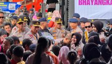 Tinjau Posko: Kapolri Jenderal Listyo Sigit Prabowo meninjau posko pengungsian bencana alam di wilayah Aceh Tamiang, Kamis (11/12/2025)