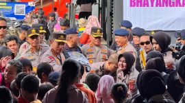 Tinjau Posko: Kapolri Jenderal Listyo Sigit Prabowo meninjau posko pengungsian bencana alam di wilayah Aceh Tamiang, Kamis (11/12/2025)