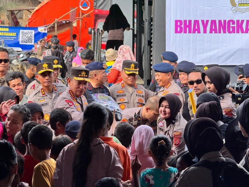 Tinjau Posko: Kapolri Jenderal Listyo Sigit Prabowo meninjau posko pengungsian bencana alam di wilayah Aceh Tamiang, Kamis (11/12/2025)