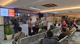 SP4N-Lapor: Sosialisasi layanan SP4N-Lapor (Sistem Pengelolaan Pengaduan Pelayanan Publik Nasional) di area ruang tunggu pelayanan Samsat Jakarta Selatan,Rabu (3/12).