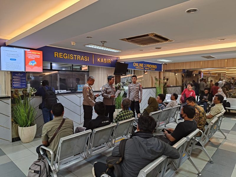 SP4N-Lapor: Sosialisasi layanan SP4N-Lapor (Sistem Pengelolaan Pengaduan Pelayanan Publik Nasional) di area ruang tunggu pelayanan Samsat Jakarta Selatan,Rabu (3/12).