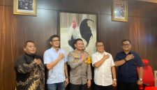 Koordinasi: Pertemuan koordinasi berlangsung di ruang Kabid Humas Polda Metro Jaya pada Rabu, 3 Desember 2025, antara Kabid Humas Polda Metro Jaya Kombes Pol. Budi Hermanto dan Ketua PWI Jaya Kesit Budi Handoyo yang didampingi Sekretaris PWI Jaya Arman Suparman dan Ketua FWP Achmad Faruk.(Meganews)