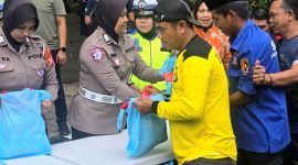 Pembagian beras kepada pengemudi ojek online (ojol) dan Pegawai Harian Lepas (PHL)  di depan Gedung Promoter Polda Metro Jaya, usai Shalat Jumat (23/1/2026).
(Humas PMJ)