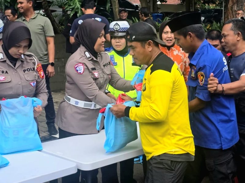 Pembagian beras kepada pengemudi ojek online (ojol) dan Pegawai Harian Lepas (PHL)  di depan Gedung Promoter Polda Metro Jaya, usai Shalat Jumat (23/1/2026).
(Humas PMJ)