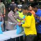 Pembagian beras kepada pengemudi ojek online (ojol) dan Pegawai Harian Lepas (PHL)  di depan Gedung Promoter Polda Metro Jaya, usai Shalat Jumat (23/1/2026).
(Humas PMJ)