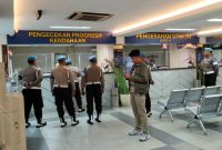 Tampak sejumlah personil Provost Polda Metro Jaya, di kantor pelayanan Samsat Jaksel, Selasa (27/1) 