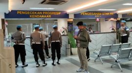 Tampak sejumlah personil Provost Polda Metro Jaya, di kantor pelayanan Samsat Jaksel, Selasa (27/1) 