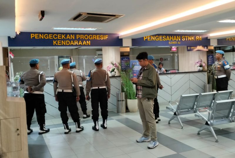 Tampak sejumlah personil Provost Polda Metro Jaya, di kantor pelayanan Samsat Jaksel, Selasa (27/1) 