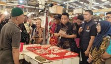 Satgas Saber Polda Metro Jaya dipimpin Kasubdit 1 Indag Polda Metro Jaya AKBP Dr. Muh. Ardila Amry melakukan pengecekan di Pasar Koja Baru, Jakarta Utara, Kamis (19/2),(Humas PMJ)