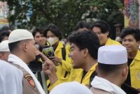 Momen ketika seorang mahasiswa meluapkan emosinya terhadap seorang anggota yang sedang mengamankan aksi demo di depan Mabes Polri, Jumat (27/2).