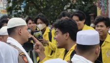 Momen ketika seorang mahasiswa meluapkan emosinya terhadap seorang anggota yang sedang mengamankan aksi demo di depan Mabes Polri, Jumat (27/2).