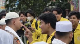 Momen ketika seorang mahasiswa meluapkan emosinya terhadap seorang anggota yang sedang mengamankan aksi demo di depan Mabes Polri, Jumat (27/2).