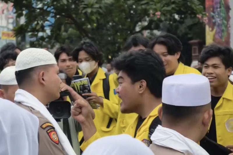 Momen ketika seorang mahasiswa meluapkan emosinya terhadap seorang anggota yang sedang mengamankan aksi demo di depan Mabes Polri, Jumat (27/2).