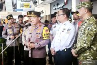 Kapolri Jenderal Pol. Listyo Sigit Prabowo memberikan penjelasan kepada wartawan saat meninjau Stasiun Gubeng Surabaya, Jawa Timur, Minggu (15/3/2026). (ANTARA)