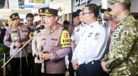 Kapolri Jenderal Pol. Listyo Sigit Prabowo memberikan penjelasan kepada wartawan saat meninjau Stasiun Gubeng Surabaya, Jawa Timur, Minggu (15/3/2026). (ANTARA)