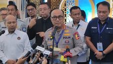 akapolri Komjen Pol. Dedi Prasetyo (kedua kanan) bersama jajaran Polri dan kementerian/lembaga memberikan keterangan pers di Gedung STIK-PTIK Polri, Jakarta, Senin (2/3/2026). (ANTARA)