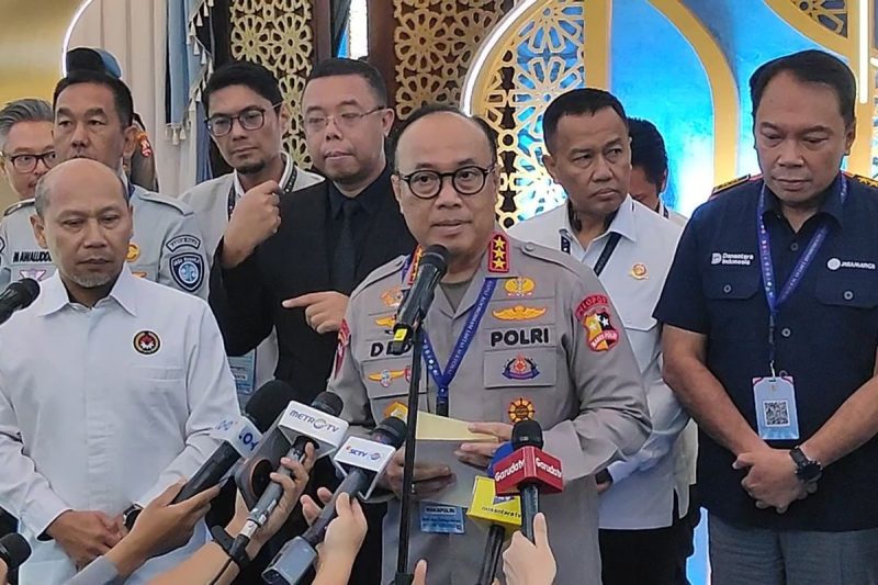 akapolri Komjen Pol. Dedi Prasetyo (kedua kanan) bersama jajaran Polri dan kementerian/lembaga memberikan keterangan pers di Gedung STIK-PTIK Polri, Jakarta, Senin (2/3/2026). (ANTARA)