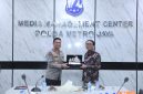 Kabid Humas Polda Metro Jaya Kombes Pol Bhudi Hermanto dan Ketua Tim Humas PPATK Tri Andrianto (Humas PMJ)