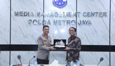 Kabid Humas Polda Metro Jaya Kombes Pol Bhudi Hermanto dan Ketua Tim Humas PPATK Tri Andrianto (Humas PMJ)