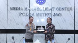 Kabid Humas Polda Metro Jaya Kombes Pol Bhudi Hermanto dan Ketua Tim Humas PPATK Tri Andrianto (Humas PMJ)
