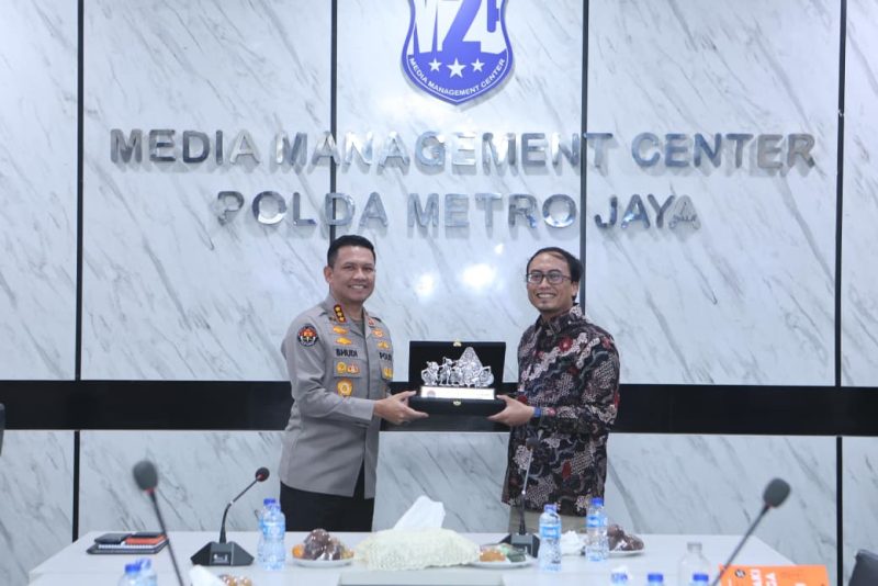 Kabid Humas Polda Metro Jaya Kombes Pol Bhudi Hermanto dan Ketua Tim Humas PPATK Tri Andrianto (Humas PMJ)