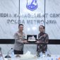 Kabid Humas Polda Metro Jaya Kombes Pol Bhudi Hermanto dan Ketua Tim Humas PPATK Tri Andrianto (Humas PMJ)