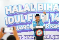 Kapolri Jenderal Pol. Listyo Sigit Prabowo berbicara dalam kegiatan Halalbihalal Idul Fitri 1447 Hijriah bersama keluarga besar KSPSI AGN (Konfederasi Serikat Pekerja Seluruh Indonesia pimpinan Andi Gani Nena Wea) di PT KMK Global Sports, Tangerang, pada Selasa (14/4/2026). (Divisi Humas Polri)