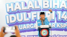 Kapolri Jenderal Pol. Listyo Sigit Prabowo berbicara dalam kegiatan Halalbihalal Idul Fitri 1447 Hijriah bersama keluarga besar KSPSI AGN (Konfederasi Serikat Pekerja Seluruh Indonesia pimpinan Andi Gani Nena Wea) di PT KMK Global Sports, Tangerang, pada Selasa (14/4/2026). (Divisi Humas Polri)
