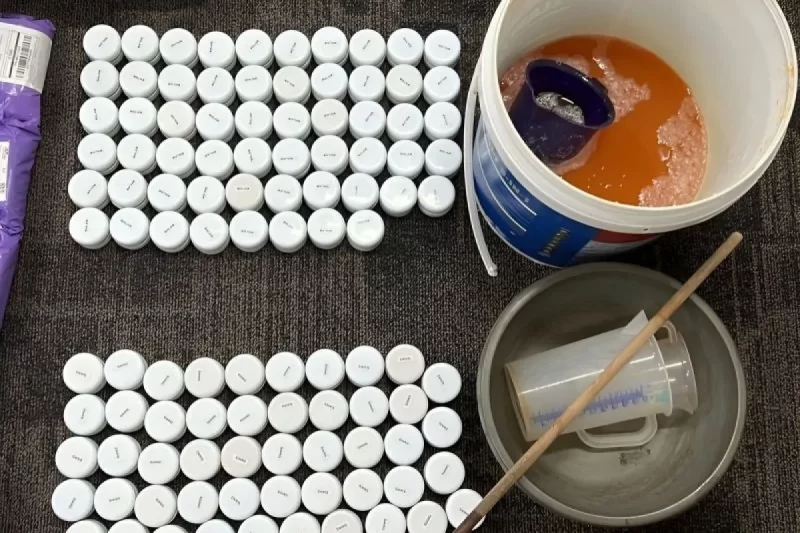 Barang bukti kasus produksi dan peredaran kosmetik ilegal di Kabupaten Bogor, Jawa Barat, yang disita Direktorat Tindak Pidana Narkoba (Dittipidnarkoba) Bareskrim Polri. (Dittipidnarkoba Bareskrim Polri)