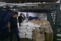 Sebuah gudang yang disulap menjadi laboratorium produksi narkotika. Di lokasi tersebut, polisi menyita 186.000 butir tablet Zenith siap edar serta 1,83 ton bahan baku prekursor yang siap dicetak menjadi jutaan butir obat terlarang.(Humas PMJ)