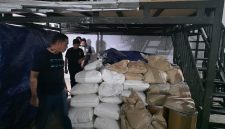 Sebuah gudang yang disulap menjadi laboratorium produksi narkotika. Di lokasi tersebut, polisi menyita 186.000 butir tablet Zenith siap edar serta 1,83 ton bahan baku prekursor yang siap dicetak menjadi jutaan butir obat terlarang.(Humas PMJ)