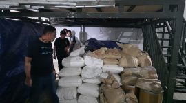 Sebuah gudang yang disulap menjadi laboratorium produksi narkotika. Di lokasi tersebut, polisi menyita 186.000 butir tablet Zenith siap edar serta 1,83 ton bahan baku prekursor yang siap dicetak menjadi jutaan butir obat terlarang.(Humas PMJ)
