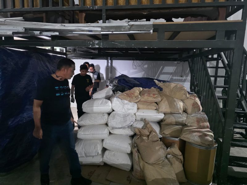 Sebuah gudang yang disulap menjadi laboratorium produksi narkotika. Di lokasi tersebut, polisi menyita 186.000 butir tablet Zenith siap edar serta 1,83 ton bahan baku prekursor yang siap dicetak menjadi jutaan butir obat terlarang.(Humas PMJ)