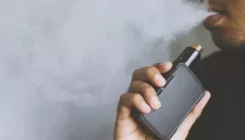 Penikmat Vape atau Rokok Elektroni (ilustrasi)