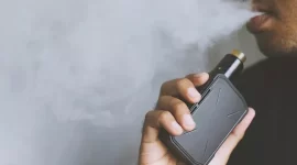 Penikmat Vape atau Rokok Elektroni (ilustrasi)
