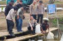 Wakapolda Metro Jaya Brigjen Pol Dekananto Eko Purwono didampingi Kapolres Metro Bekasi, Dirpolairud, Irwasda Polda Metro Jaya, serta H. Zaini Sidi selaku pemilik lahan yang bekerja sama dalam program ketahanan pangan tebar ribuan benih ikan di tambak Muara Gembong, Kabupaten Bekasi, Sabtu (18/4/2026). (Humas PMJ)